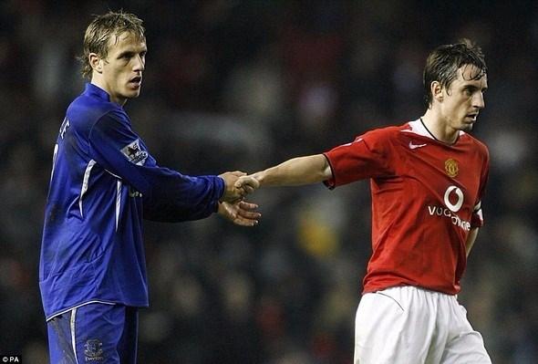 <p>İşte kimi zaman aynı takımda kimi zaman başka formalarla mücadele eden o isimler...<br />
<br />
Phil Neville-Gary Neville</p>
