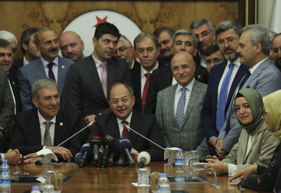 <p>Sağlık Bakanı olarak atanan Ahmet Demircan, görevini Recep Akdağ'dan devraldı. Törene Aile ve Sosyal Politikalar Bakanı Fatma Betül Sayan Kaya da katıldı.</p>