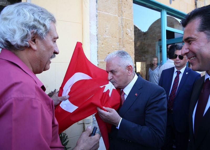 <p><strong>'YILDIRIM' HIZIYLA HÜKÜMET</strong></p>
<p>Binali Yıldırım deyince akla "yıldırım" hızıyla tamamladığı dev projeler geliyor. Aynı tamamladığı projeler gibi, 65. Hükümeti ’de jet hızıyla AK Parti Başkanı seçildikten iki gün sonra kurdu. 65. Hükümet en kısa sürede kurulan hükümetlerden biri olarak tarihe geçti.</p>