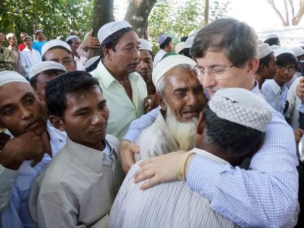 <p>Sare Davutoğlu, kadın doğum uzmanı. Eşiyle Malezya’ya gittiği dönemde o da üniversitenin kliniğinde görev yaptı. Tesettür giyimi tercih eden Sare Davutoğlu halen İstanbul’da kendi muayenehanesinde çalışıyor. Bazı özel hastanelerde de mesleki faaliyetlerde bulunuyor. Başbakan Tayyip Erdoğan’ın kız kardeşi Vesile İlden’in dostu olan Sare Davutoğlu, Erdoğan'ın kızı Esra Albayrak’ın da doktoru.</p>

<p> </p>
