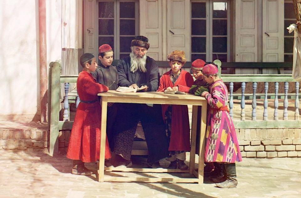 <p>Özbekistan sınırları içindeki Semerkant’ta bir öğretmen tarafından eğitim verilen bir grup Musevi çocuk....</p>
