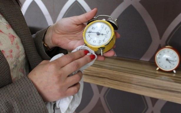 <p>Bir koleksiyoncuya ait 60 eski masa saati, Balıkesir'deki restoranlardan birinde sergileniyor. Bazıları bir asra saniye saniye tanıklık eden saatler, müşterilerin yemekten fazla ilgisini çekiyor.</p>
