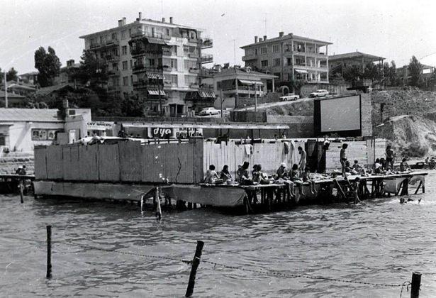 <p>Bostancı.. 70 başları..<br />
Önde plaj, arkada açık hava Deniz Sineması..</p>
