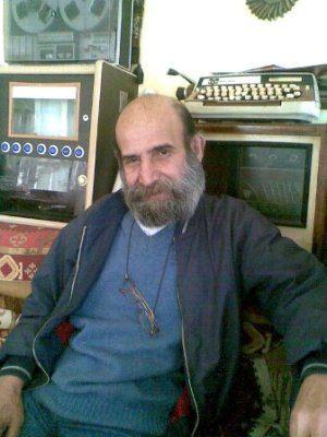 <p>Ancak Zeki Alasya'nın teklifi üzerine bu görevinden istifa edip çok sevdiği tiyatroya hem iktisatçı hem de oyuncu olarak geri dönmüş.</p>
<p> </p>