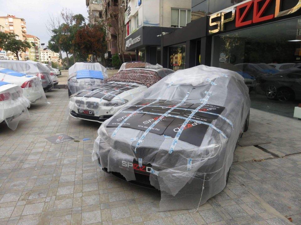 <p>İstanbul'da belediyenin dolu uyarısının ardından vatandaşlar, araçlarını korumak için yeni yöntemler geliştirdi.</p>