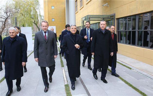 <p>Törene Başbakan Binali Yıldırım, Bosna Hersek Devlet Başkanlığı Konseyi Başkanı Bakir İzzetbegoviç ile Çevre ve Şehircilik Bakanı Mehmet Özhaseki de katıldı.</p>
