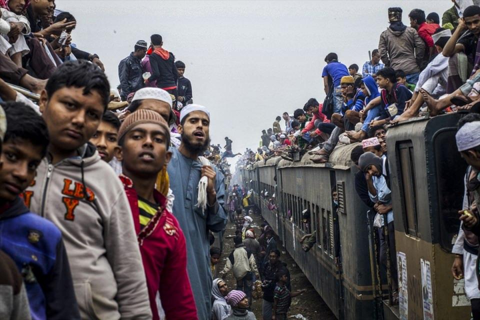 <p>Her yıl Bangladeş'in Tongi kentinde toplanan müslümanlar Biswa Ijtema etkinliği için Turag Nehri kıyısında bir araya geldi.</p>
