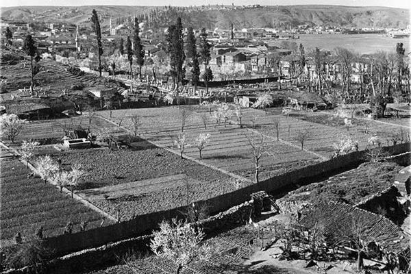 <p>Yapılaşma sebebiyle günümüze ulaşamayan Eyüp bostanları…</p>
