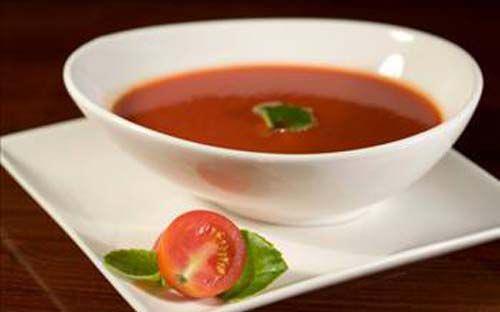 <p>Domates Çorbası: Domatesin enerji değeri (kalorisi) azdır. Bir orta boy domatesle en fazla 25-30 kalori alırsınız. Domates ve domates ürünlerinin kilo yönetimini kolaylaştırmasının bir nedeni de budur.</p>

<p> </p>
