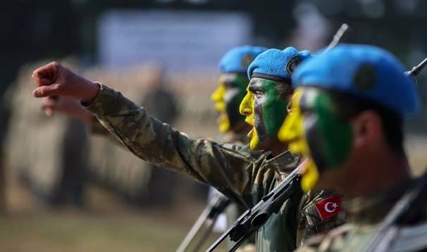 <p>Yemin eden subay adaylarından Bilgehan Ceylan, törende yaptığı konuşmada, 436 arkadaşıyla subay olmanın gururunu ve heyecanını yaşadığını belirterek, "Dört hafta önce kapısında girdiğimiz bu kutsal ocakta, komutanlarımızın gece gündüz büyük azim ve gayretleriyle birlik ve beraberlik duygusunu öğrenip, adeta çelikten bir yumruk olan jandarma ve sahil güvenlik personeli olarak halka hizmeti, mesleğimizin gereklerini ve önemini kavradık." dedi.</p>
