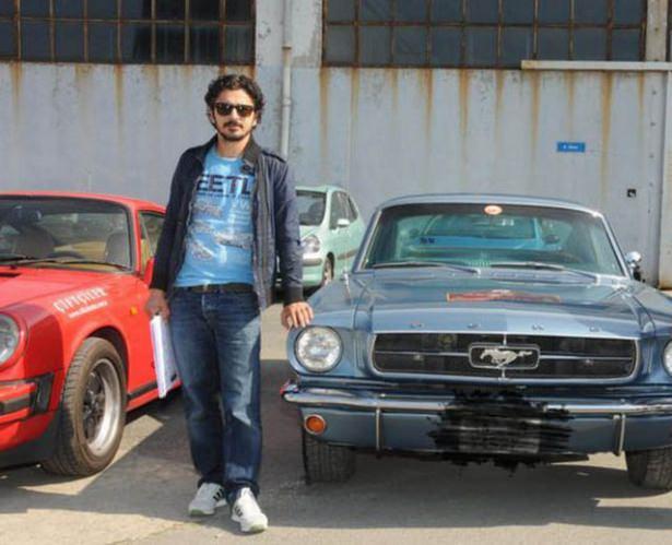 <p>Tam bir klasik otomobil tutkunu. 73 model Mustang'i, bir Vosvos'u ve 77 model bir Chevrolet Camarro'su var. Camarro'sunun adı da Hulusi...</p>