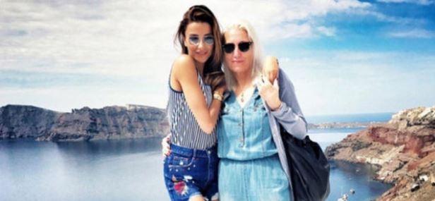 <p>Özge Ulusoy ve annesi</p>
