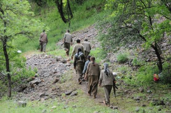 <p>Çekilme görüntülerindeki PKK’lıların ayakkabı ve elbiselerinin çok temiz olması yıllarca terörle mücadeleyi sürdüren deneyimli askerlerde ciddi soru işareti yarattı.</p>
