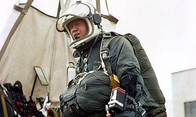 Kittinger, özel bir basınç dengeleyici elbise giyiyor. Yoksa kanındaki oksijen tam anlamıyla kaynayıp onu öldürebilir. 1960'lı yılındaki koli bandı ile elbiseye destekler dikkat çekiyor.
