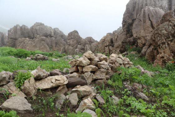 <p><span id="contextual">PKK'lılar Şemdinli'den çekilirken en yoğun hareketlilik ise Irak sınırının sıfır noktasında bulunan Derecik Beldesi'nin dağlık kesiminde gözlendi.</span></p>