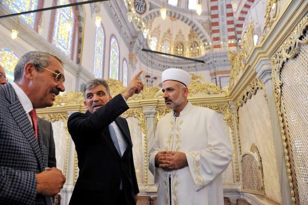 Cuma namazının ardından caminin içini gezen Gül, restorasyonu yapan şirketin yetkilisi Yusuf Yılmaz’dan çalışmalar hakkında bilgi aldı. Bu sırada vatandaşlar Gül'e yoğun ilgi gösterdi. Cumhurbaşkanı Gül'e incelemeler sırasında İstanbul Valisi Hüseyin Avni Mutlu, İstanbul Emniyet Müdürü Hüseyin Çapkın ve Fatih Belediye Başkanı Mustafa Demir de eşlik etti.