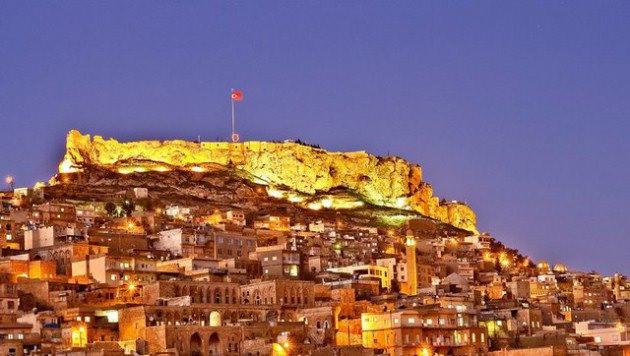 <p>MARDİN</p>
<p> </p>
<p>Mardin'de yapılan kamuoyu araştırmasında BDP birinci parti oldu. 428 bin seçmeni bulunan Mardin'de 500 denek üzerinde yapılan araştırmada yüzde 46 oy alan BDP'nin ardından AK Parti yüzde 44 oy alarak ikinci sırada geldi. Deneklerin yüzde 3'ü CHP ve Saadet Partisi'ni tercih etti.</p>