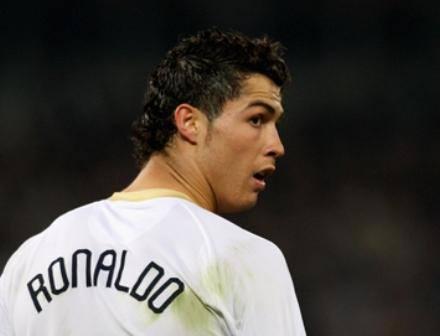 9- Christiano Ronaldo  Portekiz milli takımı ve Real Madrid’in başarılı futbolcusu Christiano Ronaldo, Nike,Castrol, Kkonami gibi sponsorlardan 22 milyon dolar gelir erde ediyor.  Ronaldo’nun marka değeri ise 11 milyon dolar