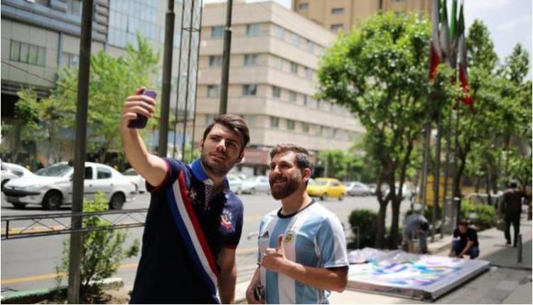 <p>Sokakta Arjantin formasıyla gezen Riza, selfie çekmek isteyenleri de geri çevirmiyor.</p>
