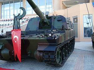 Gelişmiş süspansiyon sistemi sayesinde engebeli arazi dahil her türlü arazide rahatça manevra yapabilen Fırtına, hareket halindeyken 30 saniye içinde atış görevine hazır olabiliyor. 