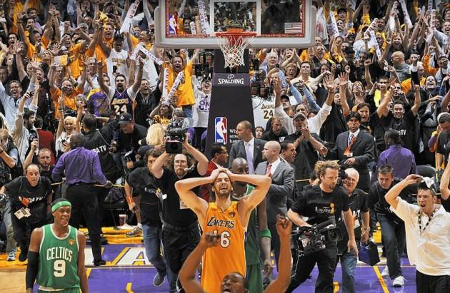 PAU GASOL   2010   2010 NBA Final Serisi 7. maçını kazanan Lakers, Boston Celtics karşısında şampiyonluğunu ilan etmişti. Gasol o anki sevinciyle arkasındaki Lakers taraftarlarıyla birlikte güzel bir fotoğraf oluşturmuştu.
