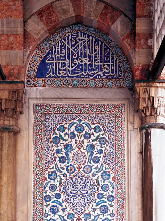 <p><span class="Normal__Char" style="font-family: 'Traditional Naskh','Arial'; font-size: 11pt; text-decoration: none;" dir="RTL">شَجَرَةٍ مُبَارَكَةٍ زَيْتُونَةٍ لَا شَرْقِيَّةٍ وَلَا غَرْبِيَّةٍ يَكَادُ زَيْتُهَا يُضِيءُ وَلَوْ لَمْ تَمْسَسْهُ نَارٌ</span></p>
<p class="Normal" style="margin-top: 3pt; margin-bottom: 3pt; margin-right: 0pt; text-align: center; line-height: 16pt;"><span class="Normal__Char" style="font-family: 'Segoe UI','Arial'; font-size: 11pt; font-style: italic;">“Doğuya da batıya da ait olmayan müba</span><span class="Normal__Char" style="font-family: 'Segoe UI','Arial'; font-size: 11pt; font-style: italic;">rek bir a</span><span class="Normal__Char" style="font-family: 'Segoe UI','Arial'; font-size: 11pt; font-style: italic;">ğ</span><span class="Normal__Char" style="font-family: 'Segoe UI','Arial'; font-size: 11pt; font-style: italic;">a</span><span class="Normal__Char" style="font-family: 'Segoe UI','Arial'; font-size: 11pt; font-style: italic;">ç</span><span class="Normal__Char" style="font-family: 'Segoe UI','Arial'; font-size: 11pt; font-style: italic;">; zeytin a</span><span class="Normal__Char" style="font-family: 'Segoe UI','Arial'; font-size: 11pt; font-style: italic;">ğ</span><span class="Normal__Char" style="font-family: 'Segoe UI','Arial'; font-size: 11pt; font-style: italic;">ac</span><span class="Normal__Char" style="font-family: 'Segoe UI','Arial'; font-size: 11pt; font-style: italic;">ı…</span><span class="Normal__Char" style="font-family: 'Segoe UI','Arial'; font-size: 11pt; font-style: italic;"> ki ya</span><span class="Normal__Char" style="font-family: 'Segoe UI','Arial'; font-size: 11pt; font-style: italic;">ğı</span><span class="Normal__Char" style="font-family: 'Segoe UI','Arial'; font-size: 11pt; font-style: italic;"> neredeyse ate</span><span class="Normal__Char" style="font-family: 'Segoe UI','Arial'; font-size: 11pt; font-style: italic;">ş</span><span class="Normal__Char" style="font-family: 'Segoe UI','Arial'; font-size: 11pt; font-style: italic;"> de</span><span class="Normal__Char" style="font-family: 'Segoe UI','Arial'; font-size: 11pt; font-style: italic;">ğ</span><span class="Normal__Char" style="font-family: 'Segoe UI','Arial'; font-size: 11pt; font-style: italic;">mese bile ayd</span><span class="Normal__Char" style="font-family: 'Segoe UI','Arial'; font-size: 11pt; font-style: italic;">ı</span><span class="Normal__Char" style="font-family: 'Segoe UI','Arial'; font-size: 11pt; font-style: italic;">nlat</span><span class="Normal__Char" style="font-family: 'Segoe UI','Arial'; font-size: 11pt; font-style: italic;">a</span><span class="Normal__Char" style="font-family: 'Segoe UI','Arial'; font-size: 11pt; font-style: italic;">cak (kadar berrak ve parlak)t</span><span class="Normal__Char" style="font-family: 'Segoe UI','Arial'; font-size: 11pt; font-style: italic;">ı</span><span class="Normal__Char" style="font-family: 'Segoe UI','Arial'; font-size: 11pt; font-style: italic;">r.</span><span class="Normal__Char" style="font-family: 'Segoe UI','Arial'; font-size: 11pt; font-style: italic;">”</span><span class="Normal__Char" style="font-family: 'Segoe UI','Arial'; font-size: 11pt;"> (Nur 24/35)</span></p>