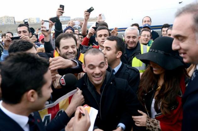 <p>Yaklaşık 10 gün süren görüşmeler sonucunda Hollandalı yıldız Galatasaray forması giydi. Sneijder'i, havaalanında büyük bir kalabalık bekliyordu.</p>