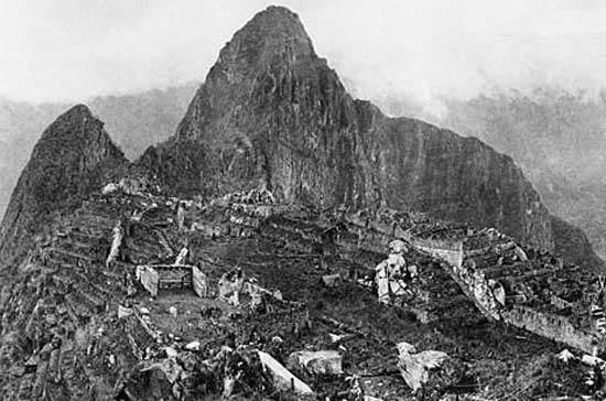 <p>Machu Picchu’nun ilk fotoğrafı Yale Üniversitesi profesörlerinden Hiram Bingham, Peru’daki Inka medeniyetine ait şehirlerden Machu Picchu’yu fotoğrafladı Kaynak: Dünyanın ilk fotoğraf çekimleri fotoğraf tarihi fotoğraf belgeseli</p>