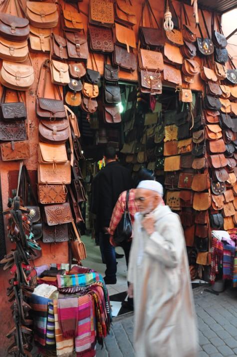 <p>Yalnız satın alırken esnafın dediği fiyatın en fazla 3’te 1’ini teklif edin. Turist olduğunuzu anladıkları anda fiyatı 3 katına kadar söylebilirler.</p>