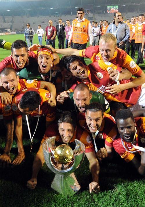 - Dirk Kuyt Fenerbahçe formasıyla resmi bir maçta final kaybederek gerçek Fenerbahçeli oldu.