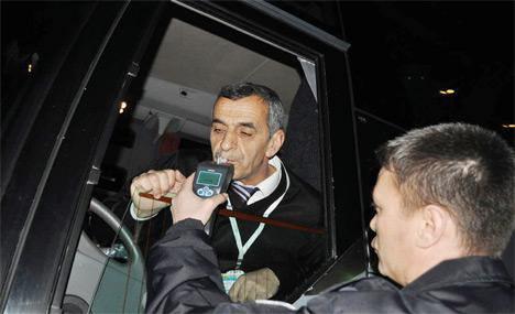 Yönetmelikte belirtilen miktarın üzerinde alkollü araç kullananlara ilk seferde 700 lira. İkinci seferde 877 lira. 3 ve üçten fazlasında bin 407 lira. Bu kişilerden ikinci kez bu cezayı alanlara, Sağlık Bakanlığı'nca sürücü davranışını geliştirme eğitimi veriliyor. Bu eğitimi başarıyla tamamlayanlara ehliyetleri, süre bitimini takiben geri veriliyor.