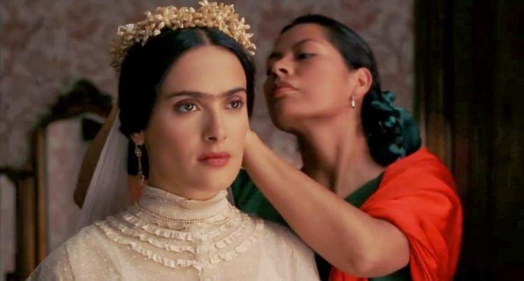 <p><strong>Frida (2002) </strong><br />
<br />
Hayatı, tarzı ve resimlerinin yanı sıra, özel hayatı ile de tüm dünyanın dikkatini üzerine çeken Frida'nın, sıradışı yaşamı Salma Hayek’in müthiş performansıyla karşımıza geliyor.</p>
