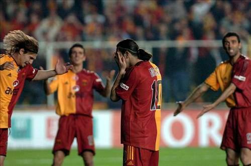 10-Fenerbahçe 1 - Galatasaray 0 -- 22 Mayıs 2005 -- Galatasaray için 100. yıldı. Bir başka ezeli rakip Beşiktaş aynı dönemeci şampiyon olarak dönmüş, çıtayı yükseltmişti. Fenerbahçe liderdi, Cimbom'un kazanması gerekiyordu. Sarı Lacivertliler bu şansı onlara vermediler ve Galatasaray maçlarının golcüsü Nobre ile güldüler.