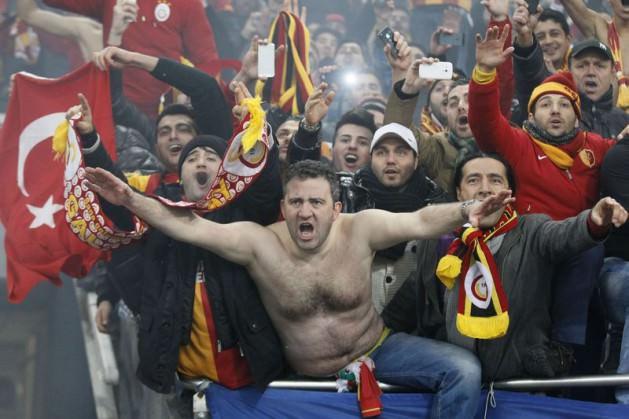 Ama bir düşünsene Hamit'in attığı o şutun yine direğe çarpıp gol olmadığını ?? Çıldırırsın !! 