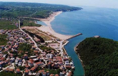 <p><strong>İSTANBUL'UN EN UZAK İLÇESİ ŞİLE DE AK PARTİ DİYOR</strong><br /><br />İstanbul'un uzak ilçelerinden biri olan Şile'de AK Partili belediye başkanı Can Tabakoğlu ciddi oranda bir kamuoyu desteğine sahip. 2011 seçimlerinde AK Parti CHP'den tam iki kat fazla oy almıştı. Bu seçimlerde de AK Parti için rahat bir seçim bölgesi olduğunu söyleyebiliriz.</p>