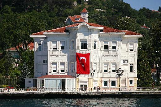 YAĞCI ŞEFİK BEY YALISI Yalının yerinde daha önce I. Abdülhamid’in kız kardeşi Cemile Sultan’a ait yalı varmış. Bugünkü binalar 1905’te Cemile Sultan Yalısı’nın yerine inşa edilmiş ve 1989’da başarılı bir restorasyon geçirmiş. Donanma Cemiyeti’nin kurucusu ve başarılı bir işadamı olan Şefik Bey büyük binayı haremlik, yanındaki küçük binayı ise selamlık olarak yaptırmış. Bina, magazin basının gözdelerinden Süreyya Yalçın’ın babası işadamı Faruk Yalçın’a aitti.