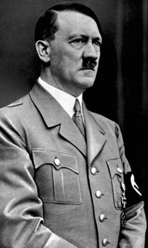 <p><strong>ADOLF HITLER</strong><br />Adolf Hitler (d. 20 Nisan 1889, Braunau am Inn - ö. 30 Nisan 1945, Berlin), Avusturya asıllı Alman politikacı, siyasî önder ve devlet adamıydı. 1919 senesinde Alman İşçi Partisi'ne (Deutsche Arbeiterpartei; DAP) üye olmasıyla başlayan politik yaşamı, bu partinin 1920 senesinde Nasyonal Sosyalist Alman İşçi Partisi'ne (Nationalsozialistische Deutsche Arbeiterpartei; NSDAP) dönüşmesiyle devam etti ve 1921 senesinde ise Nasyonal Sosyalist Alman İşçi Partisi'nin lideri oldu. Uzun süreli bir siyasal mücadelenin sonucunda, Nasyonal Sosyalist Alman İşçi Partisi'nin 1933'te iktidara gelmesiyle Almanya şansölyesi (başbakan) ve 1934'den ölümüne kadar Almanya devlet başkanı olarak görev yaptı. Devlet başkanı olduğu dönemde şansölyelik ve cumhurbaşkanlığı makamlarını birleştirerek Führer und Reichskanzler[1] unvanını kullanmıştır. Nasyonal sosyalizmin kurucusu olup, Almanya'yı 12 yıl boyunca bu doktrinle yönetmiştir. Politikacı kimliği dışında bir ressam, yazar ve askerdi. Savaş sonucunda Almanya'nın yenilgisinin kesinleşmesi ve ümitsizliğin iyice artması üzerine 30 Nisan 1945'te Berlin'de eşi Eva Braun'la birlikte intihar etmeye karar verirler. Kendilerini bir odaya kaparlar ve önce Eva Braun içinde siyanür bulunan bir kapsülü ısırır ve zehir saniyeler içinde etkisini gösterir, hemen ardından ise Hitler bir siyanür kapsülünü ısırır ve eş zamanlı olarak tabancayla sağ şakağına ateş eder. Kendi isteğiyle Führerbunker bahçesinde benzinle cesetleri bombaların neden olduğu bir çukura yerleştirilip yakılmıştır. Hitler'in bunu istemesinin sebebinin Sovyet ordusu tarafından yakalanıp teşhir edilmek istememesi olduğu iddia edilmektedir.</p>