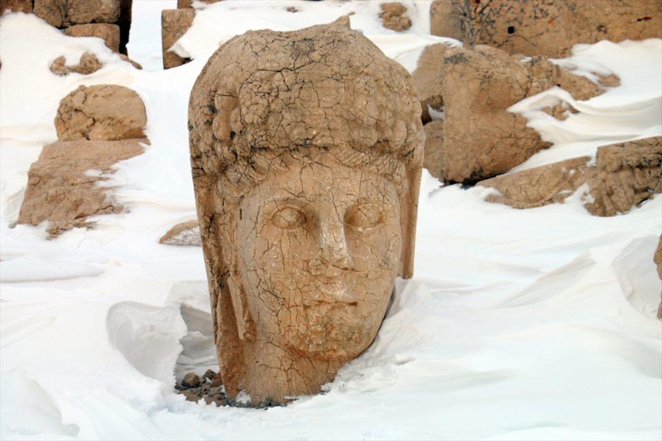 <p>Adıyaman'ın Kahta ilçesi sınırlarındaki, Kommagene Kralı Antiokus'un mezarının da bulunduğu, dünyanın en yüksek açık hava müzesi olarak nitelendirilen Nemrut Dağı, UNESCO Dünya Mirası Listesi'nde yer alıyor. </p>
<p> </p>
