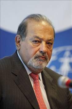 Carlos Slim'in yaşamında dikkat çeken olay ise eski dostu, İspanya eski başbakanı sosyalist Felipe Gonzalez’i gücendirerek asla Avrupa’ya açılamamış olması. Geçen Nisan ayında da Telecom Italia’yı satın alma teklifine kaşılık vermeyen İtalyan hükümeti, bir İtalyan-İspanyol işbirliğini tercih ederek açıkça Slim’i geri çevirdi. Bu, o dik kafalı adamın boynunun büküldüğü ender anlardan biriydi.
