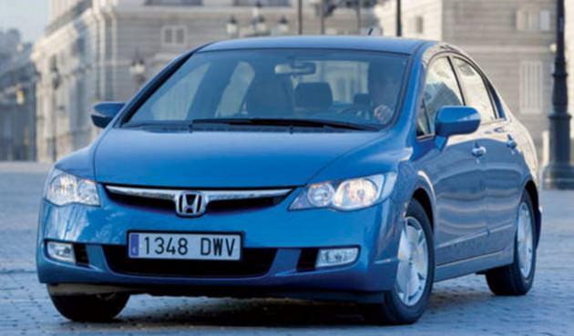 <p>11- HONDA CIVIC HYBRID Türkiye’de satılan tek hibrid otomobil olan Civic Hybrid, 1.4 lt’lik motoruyla 4.6 lt/100 km ortalama yakıt tüketerek dizel otomobiller kadar az yakılabileceği gösteriyor.</p>