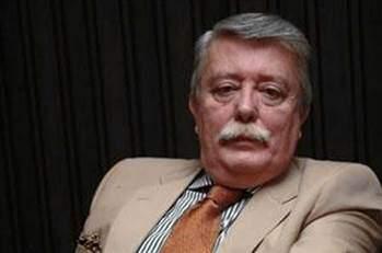 <p>Aziz Üstel<br />Canın sağ olsun demekten öte birşey gelmez elden. Ama lütfen hepimizi mutluluktan mutluluğa taşımış bir takıma sövmeyelim Daha 23 hafta var</p>