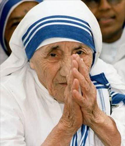 Rahibe Teresa 1910-1997 Hayatını güçsüz ve bakıma muhtaçlara adayan ve Kalküta´da sadece kendi elleriyle 1000 kişi kurtaran din insanı.