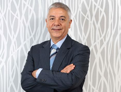 Volkan KESKİNOĞLU / ICM Global Başkanı “Markalarımız yurtdışında büyüyecek” Son dönemde özellikle gıda markalarımızın yurtdışı atağına tanık oluyoruz. Gıda şirketlerinin yurtdışı açılımlarında çok dikkatli ilerlemesi gerekir. Sadece dağıtım kanallarını organize etmeleri yetmez. Aynı zamanda girdikleri pazardaki tüketici, damak tadı, yemek ve tüketim alışkanlıklarını önceden çok iyi tespit etmeleri gerekir. Özellikle Amerika, Japonya, İngiltere gibi gelişmiş pazarlara girmeden önce mutlaka güçlü bir pazarlama stratejisi belirlenmeli. Yatırımcıların yeni gözdesi Çin gibi görünse de Kuzey Amerika da bu konuda iddialı. Dünya nüfusunun yüzde 4’ünü oluşturan Amerika, tüm mal ve hizmetlerin yaklaşık yüzde 26’sını üretiyor. ABD’nin gayri safi milli hasıla toplamı 14 trilyon, dünyanın gayri safi milli hasıla toplamı ise 54 trilyon dolar. Bunun anlamı ise dünyanın ekonomik etkinliğinin yüzde 26’sı ABD’de meydana geliyor.