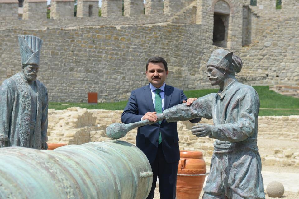 <p>"Kaledeki çalışmaların yüzde 99'u tamamlandı. Geçici kabul işlemleri devam ediyor. En kısa sürede kalemizi vatandaşlarımızın ziyaretine açacağız. Gerek kalenin mimari planı gerekse konumu açısından dünyada tek bir örnek olan Kilitbahir Kalesi'ne yakışır teşhir tanzim projesi hazırlanmış olup yine dünyada bir örneği olmayan Osmanlı'da kale hayatı, Osmanlı'da sosyal yaşamı anlatan teşhir ve tanzim projelerimiz uygulamaya geçirilmiştir. </p>

<p> </p>
