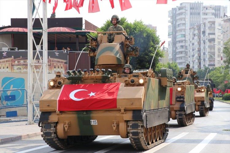 <p>Adana'da 30 Ağustos Zafer Bayramı'nın 95. yıl dönümü, İstasyon Meydanı'nda düzenlenen törenlerle kutlandı.</p>
<p> </p>
