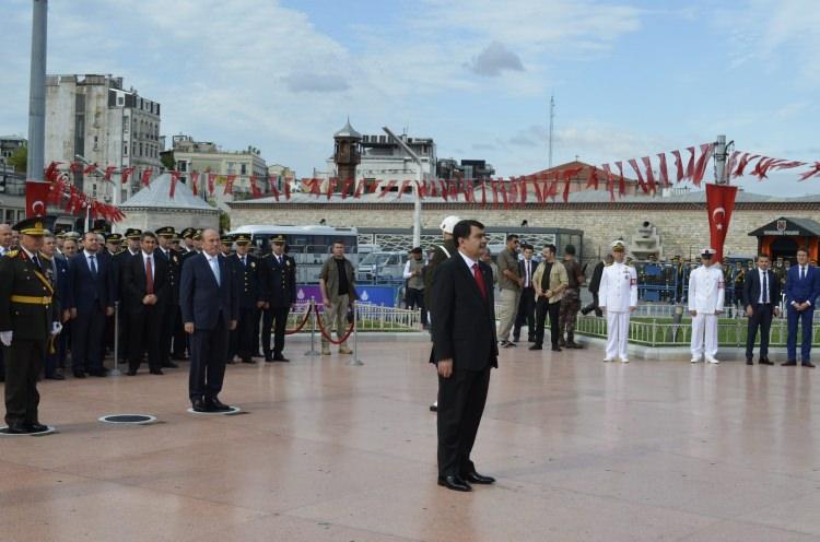 <p>İstanbul'da 30 Ağustos Zafer Bayramı töreninin ilk adresi Taksim Meydanı oldu.</p>
<p> </p>