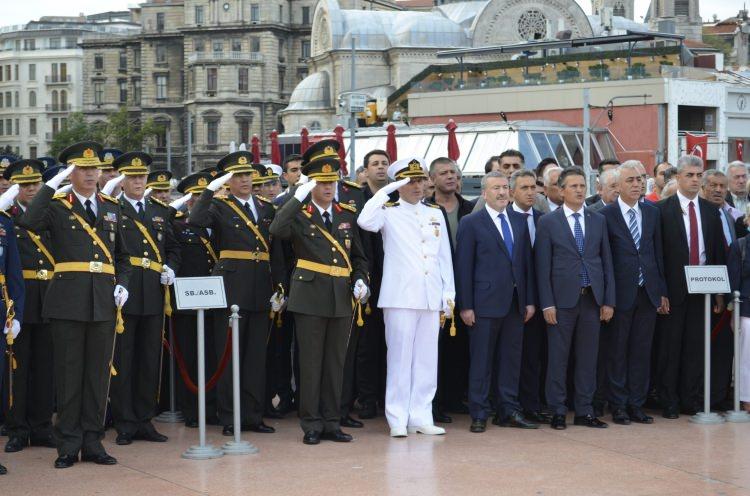 <p>Cumhuriyet Anıtı'nda saat 09:30'da başlaya törene İstanbul Valisi Vasip Şahin, 1. Ordu Komutanı Orgeneral Musa Avsever, İstanbul Büyükşehir Belediye Başkanı Kadir Topbaş ve İstanbul Emniyet Müdürü Mustafa Çalışkan katıldı. </p>
<p> </p>