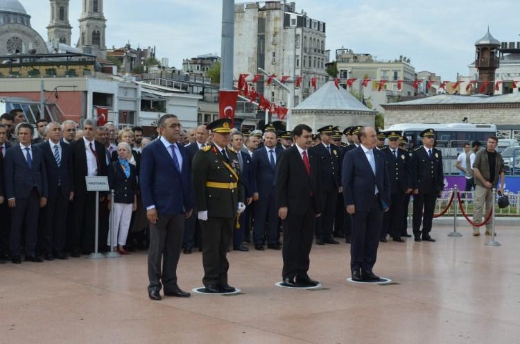 <p>Tören esnasında CHP İstanbul Milletvekili Sezgin Tanrıkulu da protokol alanına geçerek Şahin, Avsever ve Topbaş'ın yanında durdu.</p>
<p> </p>