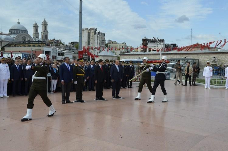 <p>Tören sırasında polis ekipleri Taksim Meydanı'nda geniş güvenlik önlemleri aldı. Polis helikopteri de Taksim üzerinde uçtu.</p>
<p> </p>