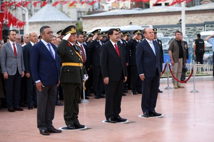 <p>Meydanda bulunanlar töreni ilgiyle izledi. Özel harekat polisleri anıt çevresinde ve binaların çatılarında hazır bekledi.</p>
<p> </p>